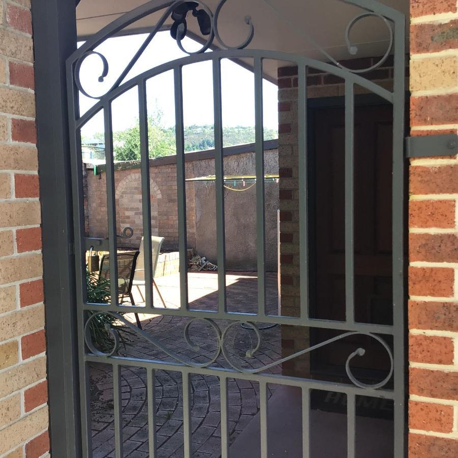 City Townhouse Walking Distance To City Launceston Bagian luar foto
